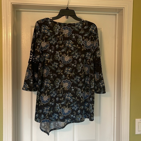 New Directions - black with blue, tan, moss green floral top - Lacey - 1X - Picture 2 of 5